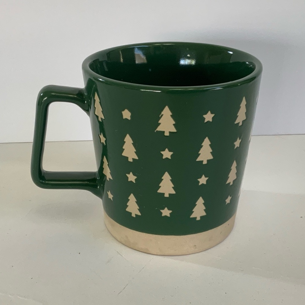 10 Strawberry Street Christmas tree Mug
